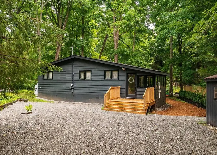 Black River Haus - Scandinavian Riverfront Cabin Muskoka