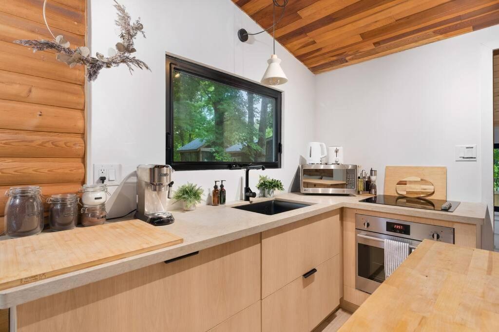 Black River Haus - Scandinavian Riverfront Muskoka Chalet *