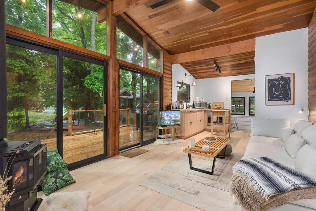 Chalet Black River Haus - Scandinavian Riverfront Muskoka Washago