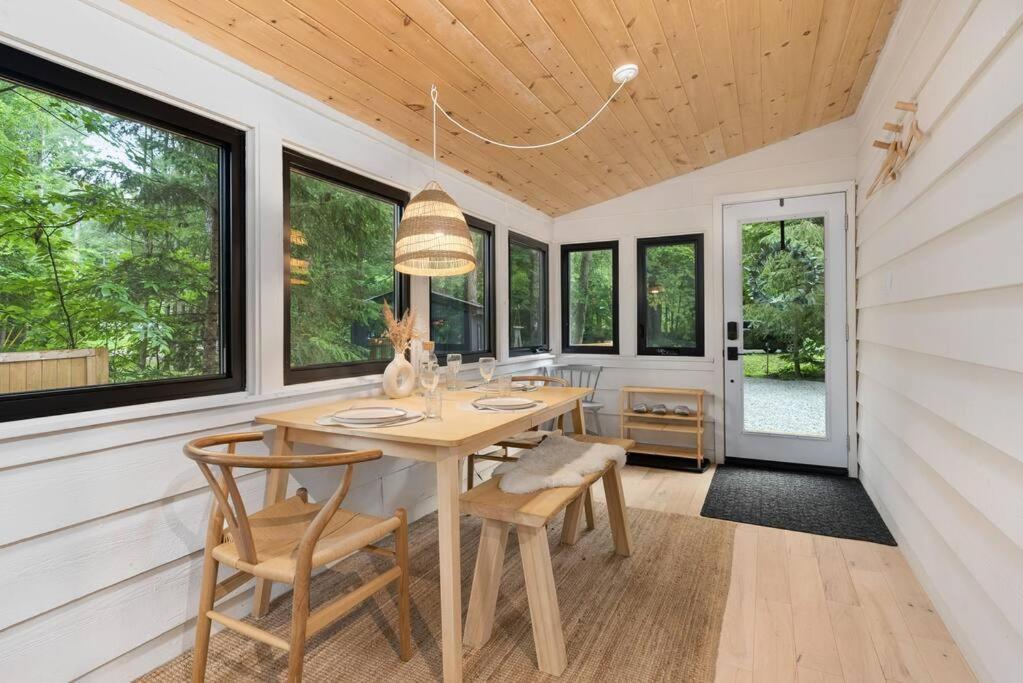 Black River Haus - Scandinavian Riverfront Muskoka Chalet Washago