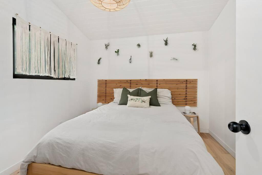 Black River Haus - Scandinavian Riverfront Muskoka Chalet Washago