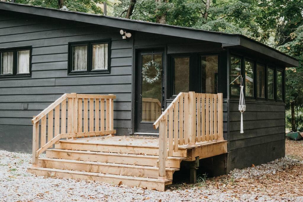 Black River Haus - Scandinavian Riverfront Muskoka Washago