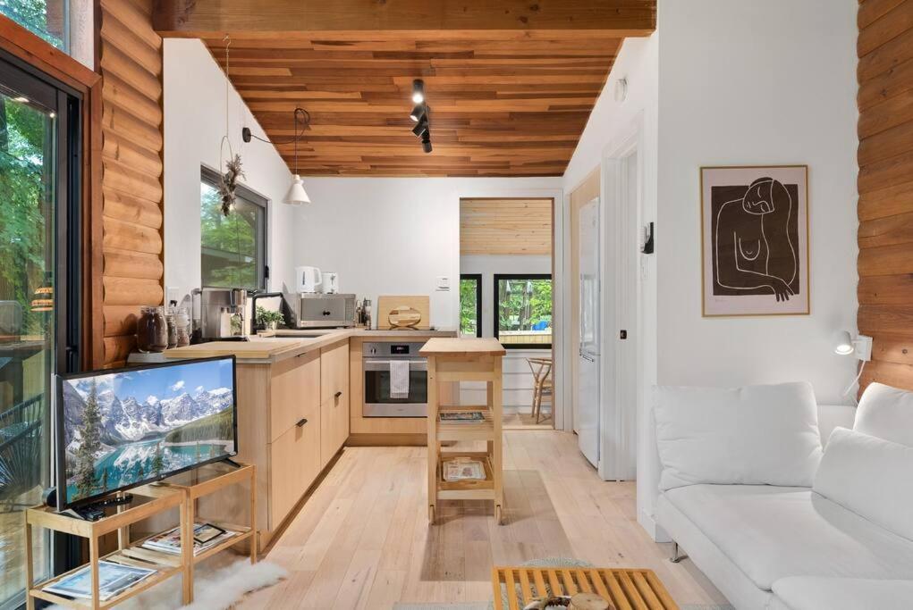 Chalet Black River Haus - Scandinavian Riverfront Muskoka