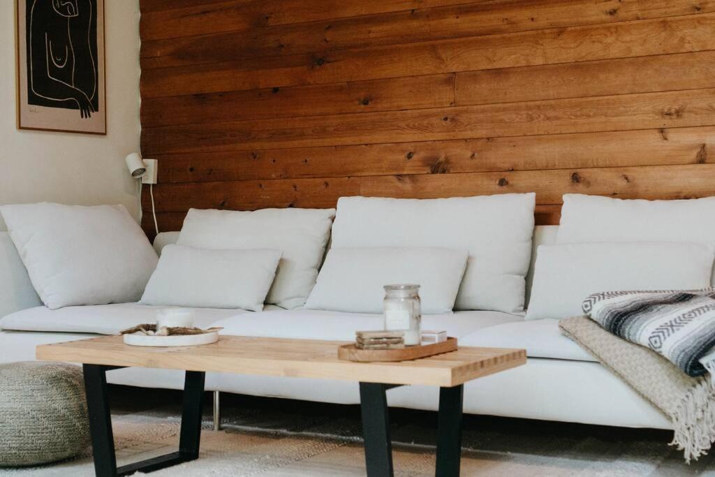 Black River Haus - Scandinavian Riverfront Muskoka Washago