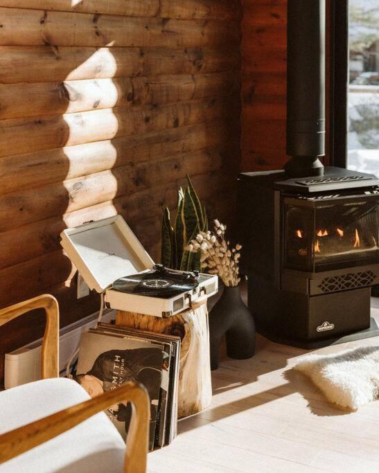 Black River Haus - Scandinavian Riverfront Muskoka Chalet *